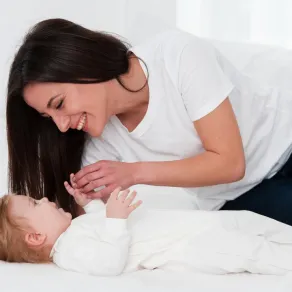 صورة لأم وطفلها الرضيع