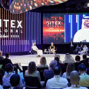 عبدالله بن طوق المري، وزير الاقتصاد والسياحة في دولة الإمارات يفتتح النقاشات المحورية على المنصة الرئيسية . الصورة من العلاقات العامة