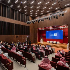 المنتدى منصةً يجتمع فيها نخبة من الخبراء الثقافيين، والقيمين على الفنون، والأكاديميين، والفنانين من مختلف دول العالم