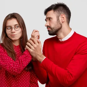 زوج يحاول استرضاء زوجته بعد أن شعر بتوترها  
