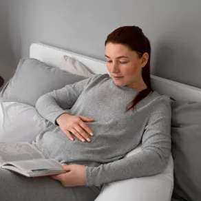 حامل تقرأ مع شعوربالقلق والأرق صورة لحامل تقرأ