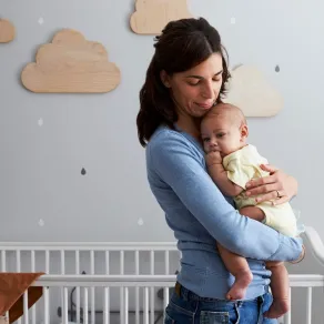 التوقف عن الرضاعة الليلية مرتبط بصحة الرضيع صورة لأم تحمل رضيعها ليلاً