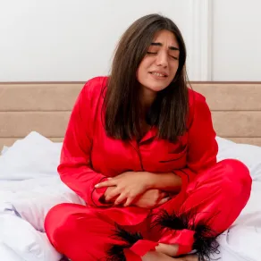 تشعر الحامل بألم في جانب البطن صورة لحامل لديها حمل غير طبيعي