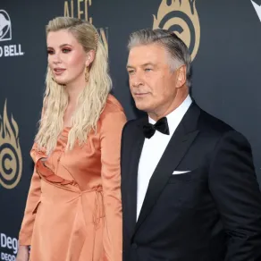 أيرلند بالدوين وإريك بالدوين في كاليفورنيا ( Ireland Baldwin and Alec Baldwin in California. ). مصدر الصورة: Jesse Grant / GETTY IMAGES NORTH AMERICA / Getty Images via AFP