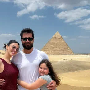 معتصم النهار متوسطًا زوجته لين برنجكجي وابنتهما ساندرا- الصورة من حساب لين على إنستغرام