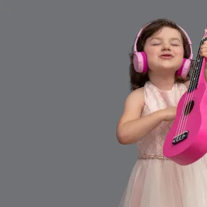 علامات مبكرة تشير إلى موهبة طفلك  - الصورة من موقع AdobeStock صورة لطفلة