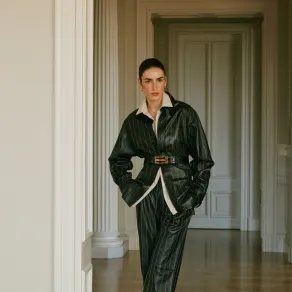 بدلة من فكتوريا بيكهام Victoria Beckham لدى أوناسOunass - الصورة من العلاقات العامة بدلة من فكتوريا بيكهام Victoria Beckham لدى أوناسOunass - الصورة من العلاقات العامة