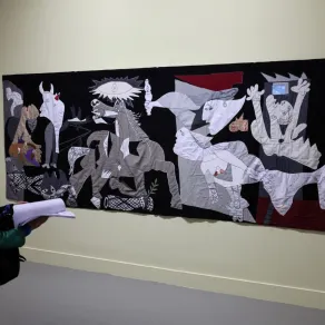  إعادة إنتاج لوحة غيرنيكا لبيكاسو المعروضة في معرض "متحف في المنفى"