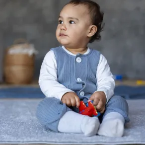 تابعي علامات نمو طفلك الطبيعية صورة لطفل يبدو عليه النمو الطبيعي