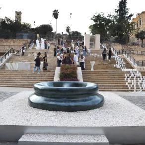 مدخل المعرض حيث عمل المهندس كارل جرجس وهو جاكوزي منفذ برخام غواتيمالا مدخل المعرض حيث عمل المهندس كارل جرجس