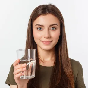 هل يجب شرب 8 أكواب ماء يوميًا؟