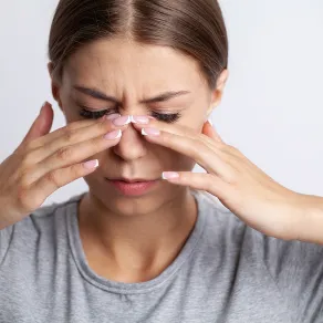 امرأة تعاني من حرقان في العين امرأة تعاني من حرقان في العين