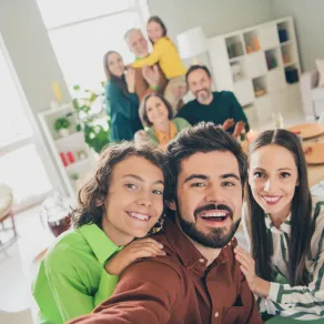 العائلة هي اللبنة الأولى في بناء المجتمع  العائلة هي اللبنة الأولى في بناء المجتمع