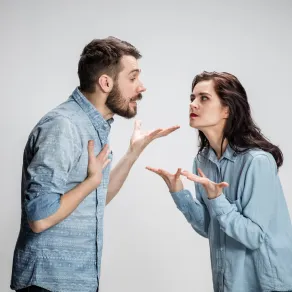 زوجان يبدو ان التوتر يسود علاقتها الزوجية