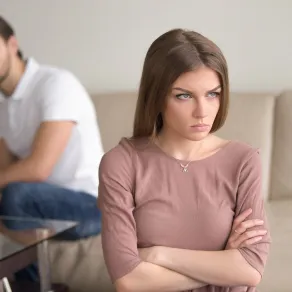 زوجة يبدو عليها الغضب من زوجها بسبب شعورها بالغيرة زوجة يبدو عليها الغضب من زوجها بسبب شعورها بالغيرة