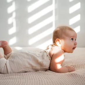 صورة رضيع حمامات الشمس للأطفال الرضع