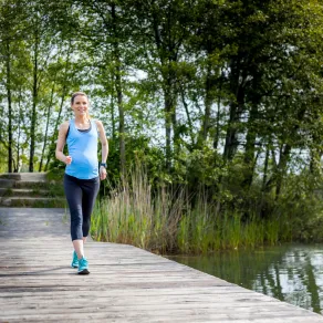 صورة لامرأة حامل تمارس رياضة الجري