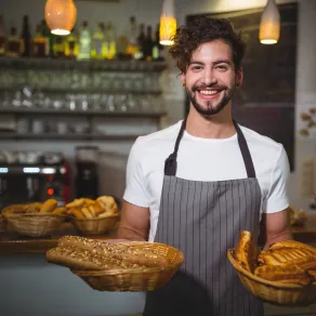 أخطاء يجب على البائع الناجح تفاديها - المصدر: freepik by peoplecreations أخطاء يجب على البائع الناجح تفاديها