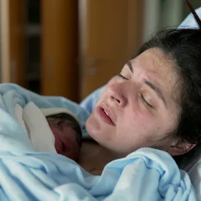 صورة لأم بعد الولادة