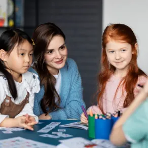 أسرة مجتمعة.. الأم تسأل والأطفال حائرون يفكرون صورة لأسرة مجتمعة