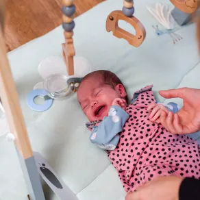 أعراض آلام المعدة عند الرضع - الصورة من موقع AdobeStock صورة لطفل رضيع يبكي