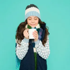 هناك مشروبات منزلية تقلل من السعال صورة لطفلة تشرب مشروباً منزلياً مهديئاً للسعال