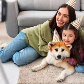 صورة لأسرة تربي كلباً