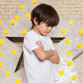 طفل يشعر بالوحدة ويفضل العزلة عن مصاحبة أقرانه صورة لطفل يفتقد الثقة بنفسه