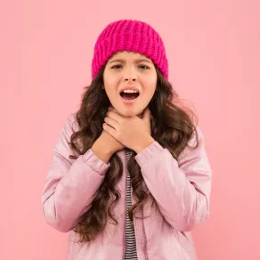 التهاب اللوزتين عند الأطفال - الصورة من موقع AdobeStock صورة لطفلة