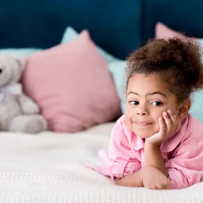 صورة طفلة تفكر قبل النوم
