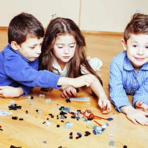 كيف تختارين الألعاب المفيدة لطفلكِ؟ صورة أطفال يلعبون بالألعاب