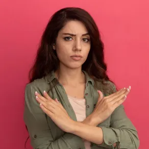 فتاة تشير بيديها علامة الرفض فهي تضع لنفسها حدوداً وتتعامل بحزم مع مختلف الشخصيات - المصدر: freepik by stockking فتاة تشير بيديها علامة الرفض فهي تضع لنفسها حدوداً وتتعامل بحزم مع مختلف الشخصيات - المصدر: freepik by stockking