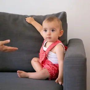 صورة توضح أهمية تطوير مهارات اجتماعية عند الطفل