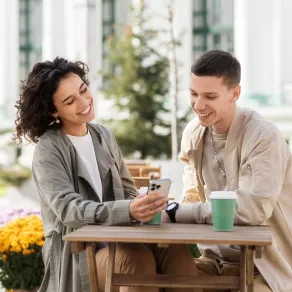 كيف أعرف أن الشخص يحبني دون كلام؟ - الصورة من موقع Freepik