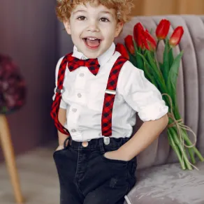 صورة تعبر عن نتائج التدليل المفرط للطفل