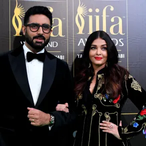أبهيشيك باتشان مع زوجته آيشواريا راي باتشان Abhishek Bachchan with wife Aishwarya Rai Bachchan في حفل جوائز الأكاديمية الدولية للأفلام الهندية 2022. مصدر الصورة: Ryan LIM / AFP أبهيشيك باتشان مع زوجته آيشواريا راي باتشان Abhishek Bachchan with wife Aishwarya Rai Bachchan في حفل جوائز الأكاديمية الدولية للأفلام الهندية 2022. مصدر الصورة: Ryan LIM / AFP