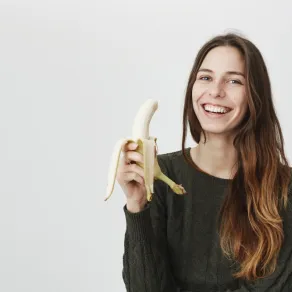 امرأة تتناول الموز - المصدر freepik