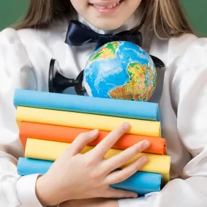 لعبة الألغاز نافذة الطفل للبحث عن المعرفة صورة لطفلة تحمل المعرفة بين يديها