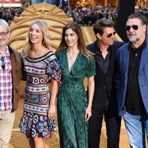 نجوم فيلم ‏The Mummyيلتقطون صورًا أمام منحوتة رملية عملاقة لتابوت في سيدني ‏Stars of the ‎movie The Mummy for photos in front of a giant sand sculpture of a ‎sarcophagus in Sydney ‎‏ - مصدر الصورة: (‏Sydney Photo by WILLIAM WEST / ‎AFP‏) ‏