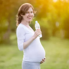 يجب أن تحرصي على تناول 5 مشروبات مهمة خلال الحمل صورة لحامل تهتم بشرب السوائل