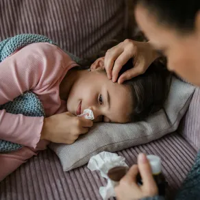 ظهور بقع حمراء بعد الحمى عند الأطفال -  الصورة من موقع unsplash  صورة لطفلة