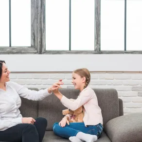 يجب أن تتبعي نظرية التسعة مع طفلك صورة لأم مع طفلتها