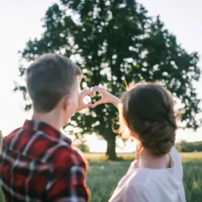 عريسان في بداية علاقتهما وهما يستمتعان بوقتهما وسط المناظر الخلابة 