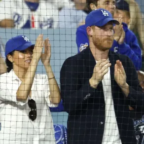 الأمير هاري وميغان في ملعب دودجر في لوس أنجلوس، كاليفورنيا ( Prince Harry and Meghan at Dodger Stadium in Los Angeles, California). مصدر الصورة: Ronald Martinez/Getty Images/AFP