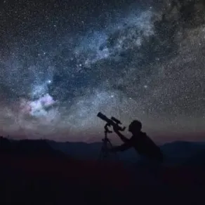 نوفمبر يشهد أحداثًا سماوية لافتة وتنوعًا في الظواهر الفلكية - الصورة من iStock ظواهر فلكية