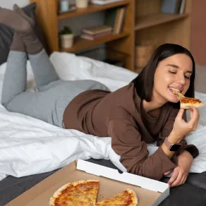 هل النوم بعد الأكل يسبّب السِمنة؟ Image By Freepik هل النوم بعد الأكل يسبّب السِمنة؟ Image By Freepik