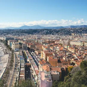 تعرف مدينة نيس بسحر ضوئها المتلألئ