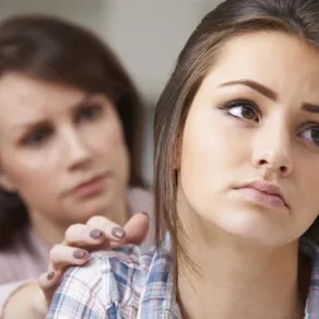 أم تخفف من حدة غضب ابنتها المراهقة صورة لأم ومراهقة غاضبة