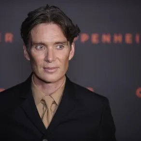 كيليان مورفي في العرض الأول لفيلم أوبنهايمر في باريس (Cillian Murphy at the Paris premiere of Oppenheimer ). مصدر الصورة: JULIEN DE ROSA / AFP