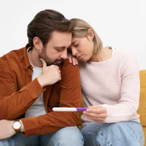 امرأة وزوجها يشعران بالإحباط لعدم إيجابية اختبار الحمل- المصدر freepik